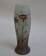 DAUM Nancy
Vase en verre à décor végétal de fleurs butinée...