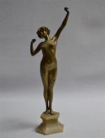 Paul PHILIPPE (1870-1930)
Le réveil
Bronze sur une base en onyx, signé,...