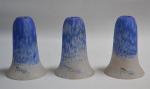 A. DELATTE Nancy
Suite de trois tulipes en verre marmoréen bleu...
