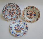 CHINE
Trois assiettes en porcelaine à décor Imari
XVIIIème
D.: 21.5 à 23...