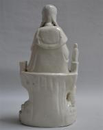 CHINE
Statuette dite Gwanyin en porcelaine blanche représentant plusieurs personnages sur...
