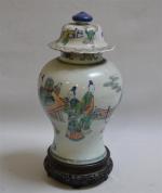 CHINE
Potiche couverte en porcelaine à décor polychrome de chinois et...