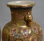 JAPON Satsuma
Paire de vases ovoïdes en céramique polychrome et or...