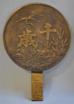 JAPON
Miroir dit face à main en bronze à décor de...