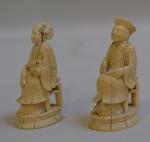 CHINE
Deux personnages en ivoire, assis sur des tabourets
Fin XIXème
H.: 7...