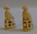 CHINE
Deux personnages en ivoire, assis sur des tabourets
Fin XIXème
H.: 7...