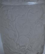 LALIQUE France
Vase modèle Deauville en verre blanc soufflé moulé patiné,...