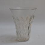 LALIQUE France
Vase modèle "feuilles" en verre moulé pressé mat poli...