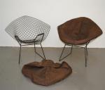 Harry BERTOIA (1915-1978) d'après.
Paire de chaises, modèle "diamant", en métal...