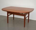 TABLE en bois naturel reposant sur quatre pieds, allonges aux...
