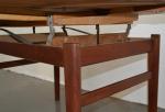 TABLE en bois naturel reposant sur quatre pieds, allonges aux...
