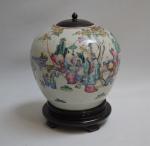 CHINE
Pot en porcelaine à décor polychrome de personnages
H.: 21 cm...