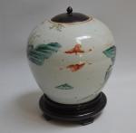 CHINE
Pot en porcelaine à décor polychrome de personnages
H.: 21 cm...