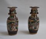 CHINE Nankin
Paire de vases en porcelaine à décor polychrome
H.: 25...