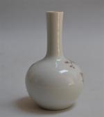 CHINE
Petit vase de forme bouteille en porcelaine à décor polychrome...