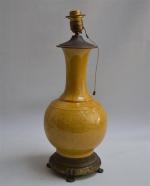 CHINE
Vase de forme bouteille en porcelaine à décor jaune, monté...