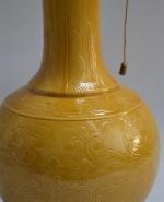 CHINE
Vase de forme bouteille en porcelaine à décor jaune, monté...