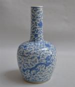 CHINE
Vase de forme bouteille en porcelaine à décor en camaïeu...
