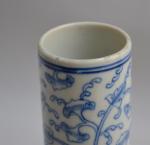 CHINE
Vase de forme bouteille en porcelaine à décor en camaïeu...