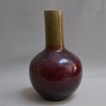 CHINE
Vase de forme bouteille en grès vernissé à décor craquelé...