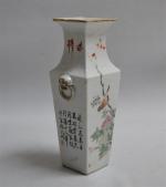 CHINE
Vase quadrangulaire en porcelaine à décor polychrome et or
H.:23 cm...