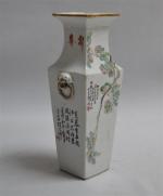 CHINE
Vase quadrangulaire en porcelaine à décor polychrome et or
H.:23 cm...