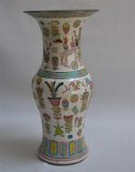 CHINE
Vase en porcelaine à décor polychrome de motifs
H.: 41.5 cm