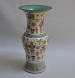 CHINE
Vase en porcelaine à décor polychrome de motifs
H.: 41.5 cm