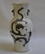 CHINE
Vase de forme balustre en porcelaine craquelée à décor d'un...