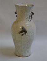 CHINE
Vase de forme balustre en porcelaine craquelée à décor d'un...