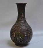 ASIE du SUD EST
Vase de forme bouteille en bronze cloisonné...