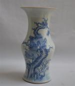 CHINE
Vase en porcelaine à décor d'animaux dans un paysage arboré...