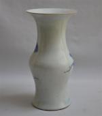 CHINE
Vase en porcelaine à décor d'animaux dans un paysage arboré...