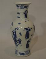 CHINE
Vase en porcelaine à décor bleu sur fond blanc de...