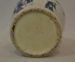 CHINE
Vase en porcelaine à décor bleu sur fond blanc de...