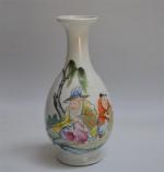 CHINE
Vase bouteille en porcelaine à décor aux émaux polychromes de...