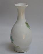 CHINE
Vase bouteille en porcelaine à décor aux émaux polychromes de...