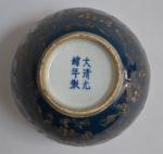 CHINE
Vase en porcelaine à décor de branchages et fleurs sur...