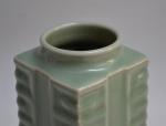 CHINE
Vase de forme carrée en porcelaine à couverte céladon, la...