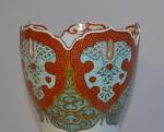 JAPON
Vase en porcelaine à décor polychrome et or d'oiseaux, papillons...