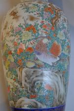 JAPON
Vase en porcelaine à décor polychrome et or d'oiseaux, papillons...