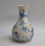 JAPON
Vase en porcelaine à décor en camaïeu bleu d'oiseaux, branchages...