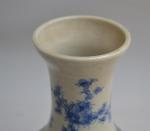 JAPON
Vase en porcelaine à décor en camaïeu bleu d'oiseaux, branchages...