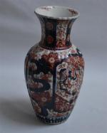 JAPON
Vase en porcelaine à décor Imari, modèle à côte
H.: 31...