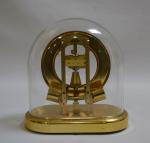 ATO
Pendule en métal doré, le cadran rond, signée, sous globe
H....
