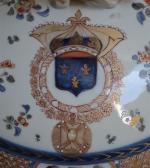 SAMSON
Terrine couverte en porcelaine à décor polychrome et or de...