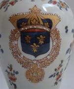 SAMSON
Vase couvert en porcelaine à décor polychrome et or de...