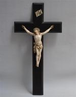 CHRIST en ivoire sculpté, avec titulus et perizonium noué sur...
