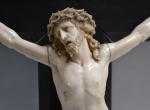 CHRIST en ivoire sculpté, avec titulus et perizonium noué sur...