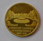 L. BAZOR Médaille ronde en métal doré Exposition coloniale internationale...